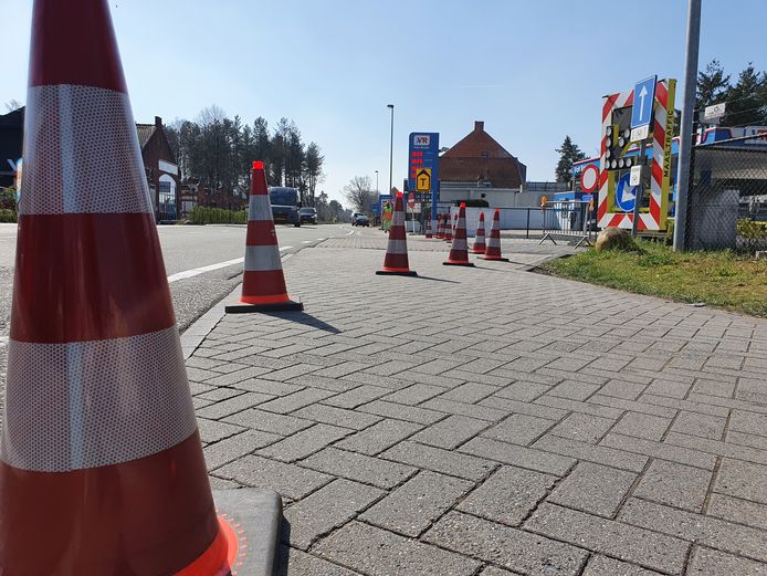Wie wil gaan tanken bij Van Raak aan Grens in Poppel, moet al zeker tot 1 april een omleiding volgen.