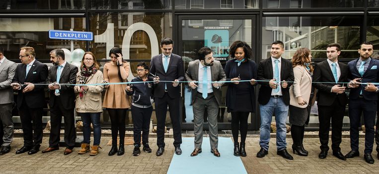 Partijvoorzitter Selçuk Öztürk (rechts) en lijsttrekker Tunahan Kuzu bij de opening in maart van het kantoor van Denk in Rotterdam. Beeld anp
