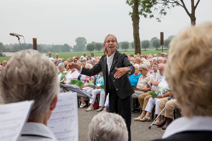 Jo Bouw dirigeerde in 2016 voor het laatst het gelegenheidskoor bij de openluchtmis bij het Elsendonks Kapelleke.