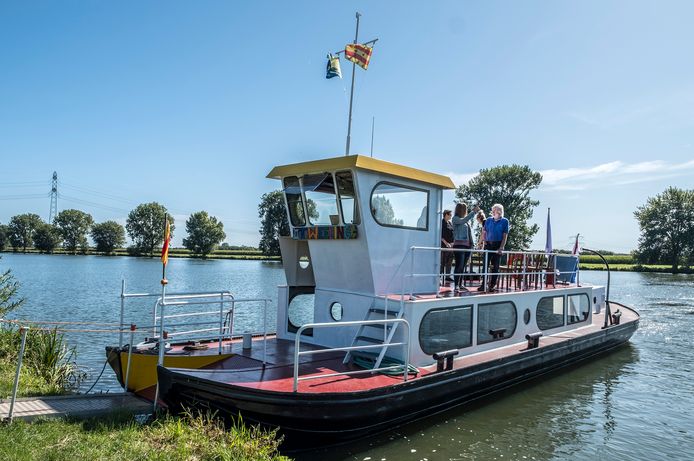 De zelfgebouwde veerpont waarmee Frans van Steen een zomerdienst wil varen tussen Overasselt en Gassel.