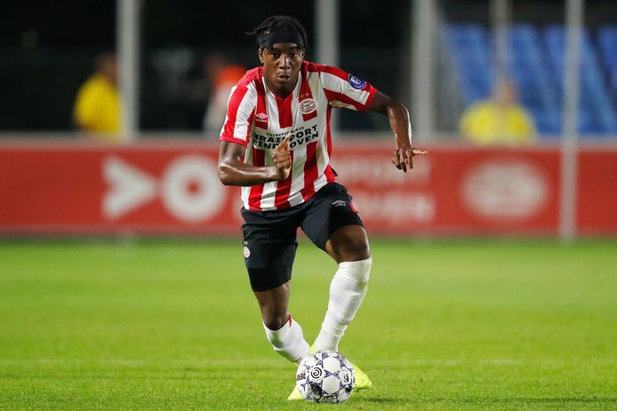 Noni Madueke geeft uitgekleed Jong PSV weer een beetje ...