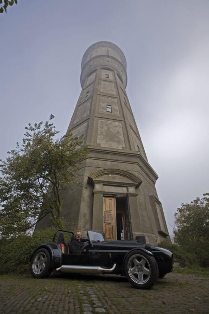 Besman Den Braber voor de watertoren in Scherpenisse met een Ultima, een van zijn zelfgemaakte raceauto's. De auto's worden door hem in opdracht gebouwd, geheel naar de wensen van de klant. foto Chris van Klinken