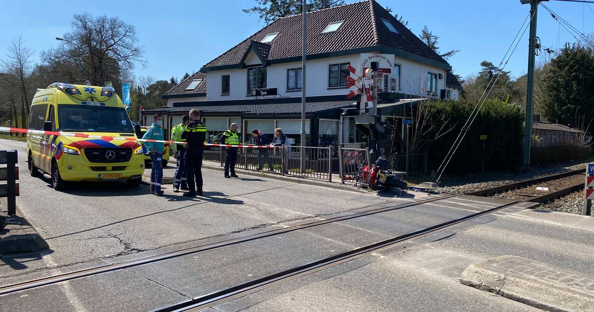 Aanrijding bij spoorwegovergang Nunspeet legt treinverkeer Zwolle-Amersfoort stil.