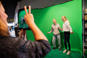Jody (links) en Dyke (beiden 12) worden gefotografeerd voor een green screen en gaan zo de ruimte in.
