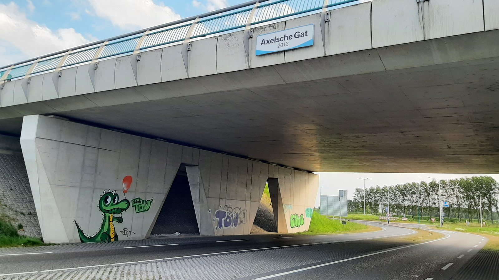 Op steeds meer plekken duikt het grappige krokodilletje op. Zo staat er al een tijdje eentje onder het viaduct Axelsche Gat.