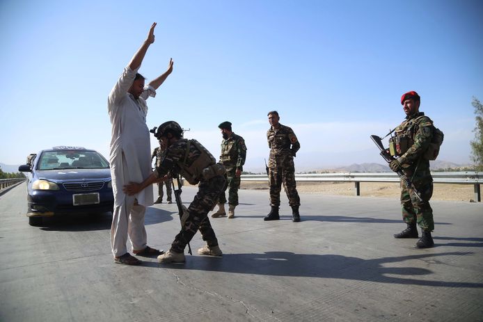 Het Afghaanse leger fouilleert voorbijgangers bij Jalalabad.