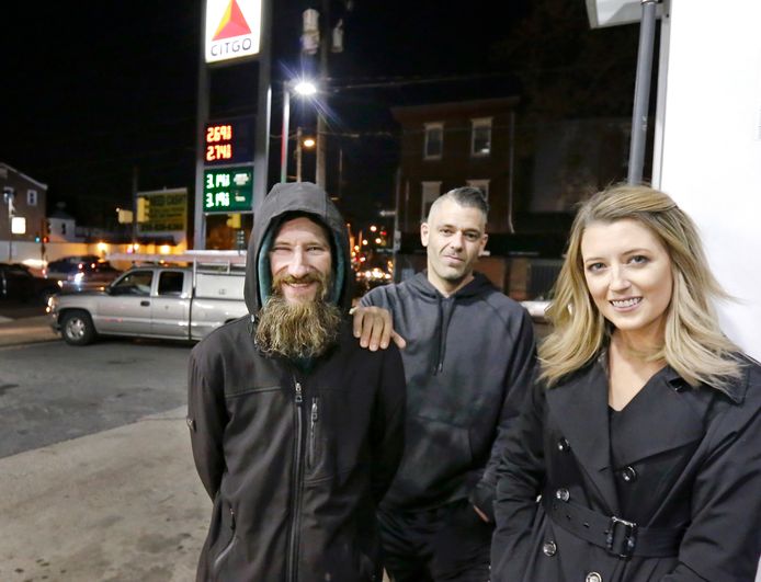 Johnny Bobbitt, Mark D'Amico en Kate McClure aan het benzinestation in Philadelphia waar de klucht begon.