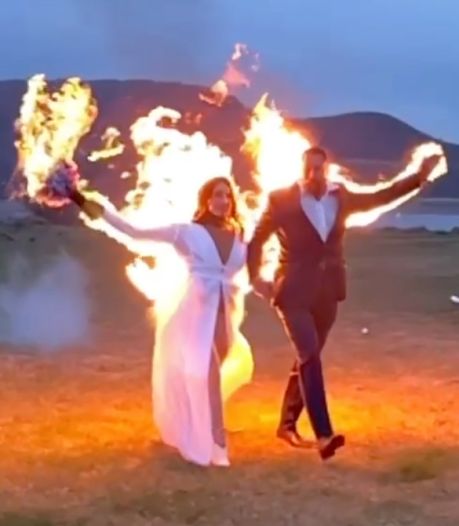 Amerikaans stuntkoppel steekt zichzelf in brand tijdens bruiloft: ‘Mooi dat mensen onze chemie zien’