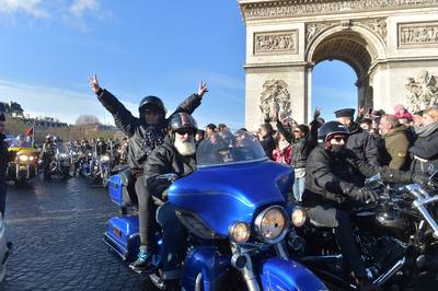 Honderden motorrijders nemen afscheid van hun held Johnny Hallyday