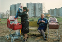 Twee vrouwen met hun baby's scheppen een luchtje (1980).