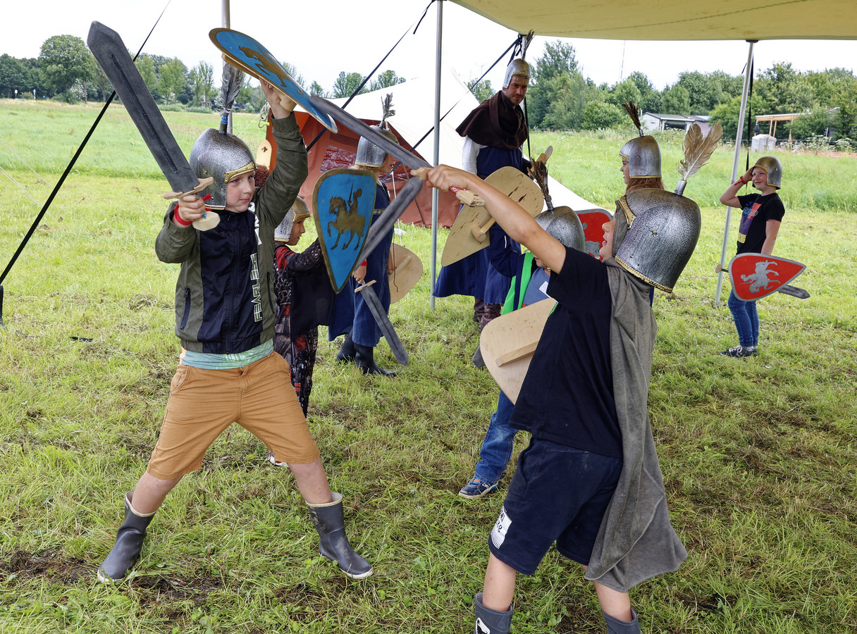 Kinderen krijgen een les zwaardvechten bij het Ridderkamp in Vlijmen.