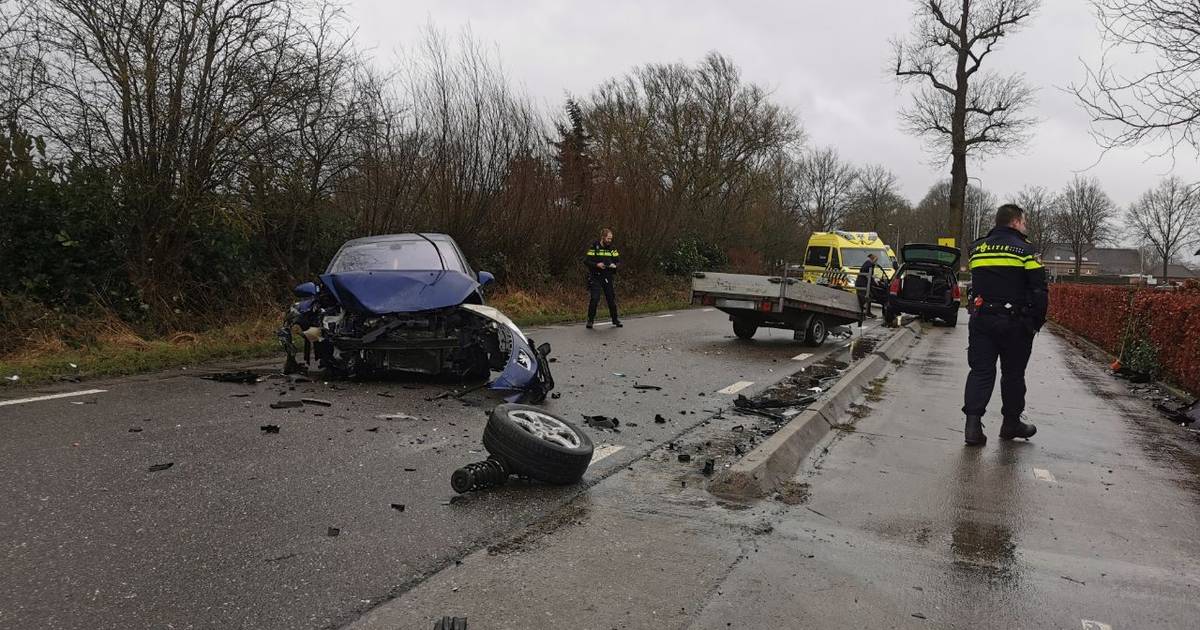 Flinke ravage bij botsing tussen auto’s bij Vaassen: twee personen naar ziekenhuis, schade aan politiewagen.