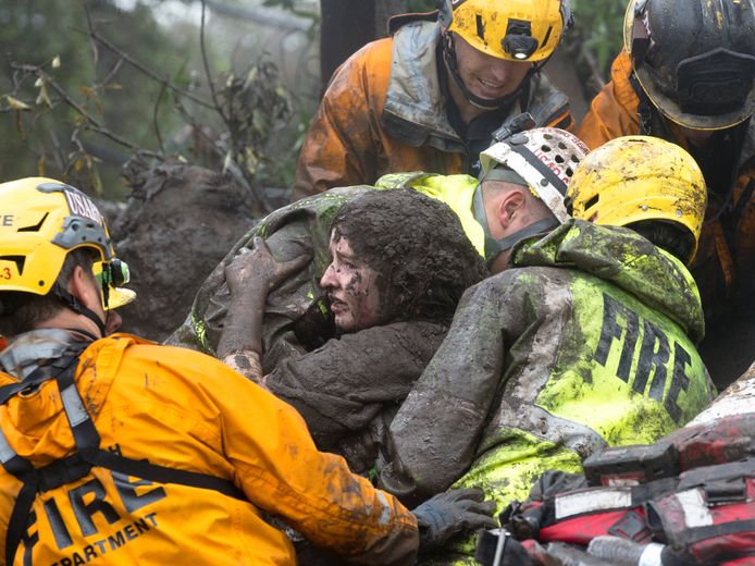Een vrouw wordt in Montecito uit de modder gered.