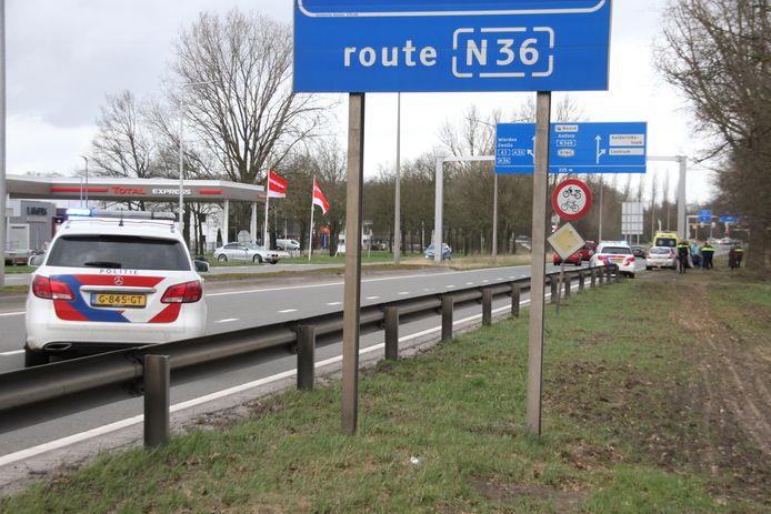 Hulpdiensten op de weg in Almelo waar het ongeluk gebeurde.