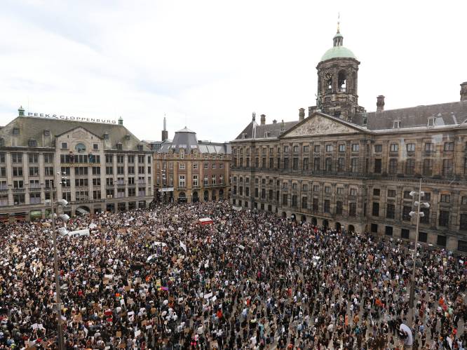 Duizenden demonstranten tegen politiegeweld: Dam in Amsterdam bomvol