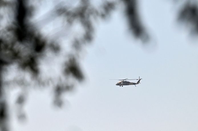 Een militaire helikopter vliegt boven Kaboel na de dubbele ontploffing bij het militair ziekenhuis.