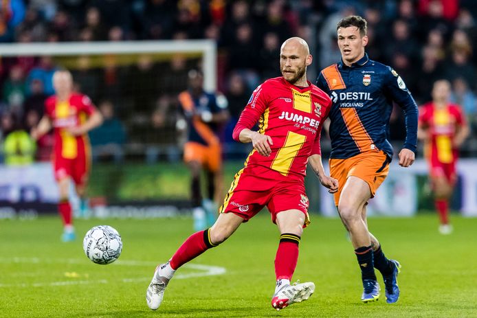 Gerrit Nauber houdt Jizz Hornkamp van Willem II van de bal. De Duitser tekende bij in de Adelaarshorst.