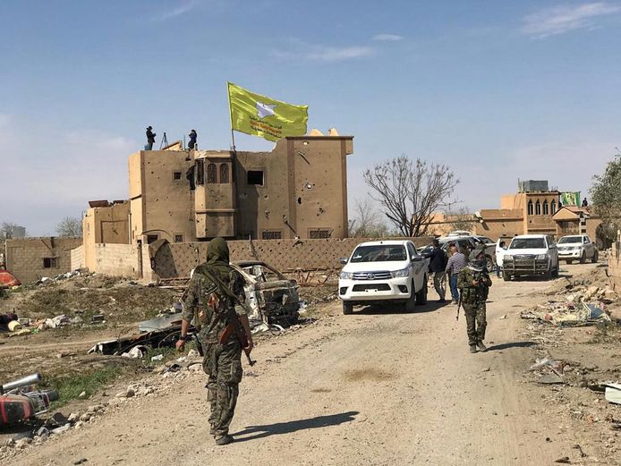 De vlag van de Koerdisch-Arabische Syrische Democratische Strijdkrachten (SDF) wappert in Baghouz, het laatste IS-bastion.