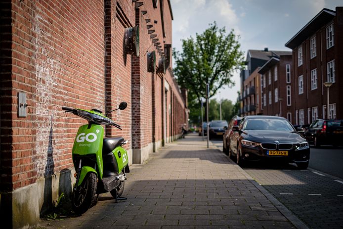 Een deelscooter in Enschede. Als het aan de aanbieders ligt, zien we deelvervoer (auto, scooter en fiets) als een olievlek over Twente uitspreiden.