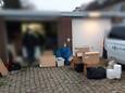 In een garagebox in de Eindhovense wijk Vaartbroek heeft de politie onder meer een tabletteermachine en 42 kilo harddrugs gevonden.