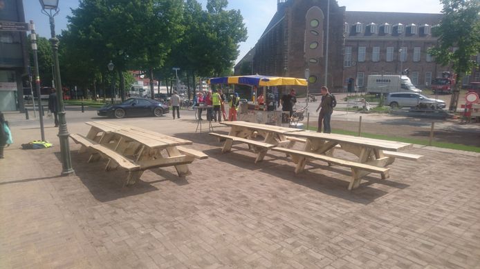 Picknicktafels aan de Oude Vest, gemaakt van de gekapte lindes daar.