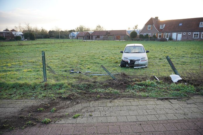 De auto is achtergelaten in het weiland in Malden.