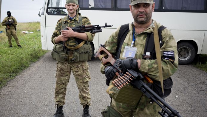 De commandant (R) van de pro-Russische rebellen hield afgelopen weekend OVSE-medewerkers tegen die de crashplek wilden onderzoeken.