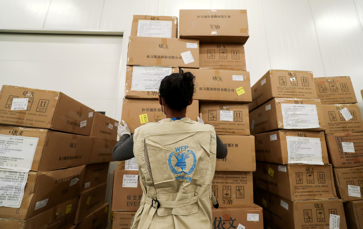 Een medewerker van het World Food Programme in een pakhuis in Addis Abeba vol corona-hulppakketten.