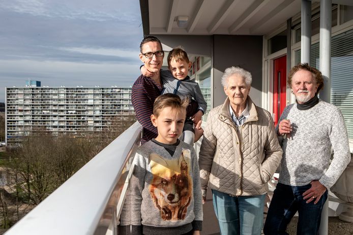 Een aantal bewoners op de galerijflat Parkzicht in Deventer: Erwin Stam en kinderen, Dinie Veltkamp en Hennie Stenvert.