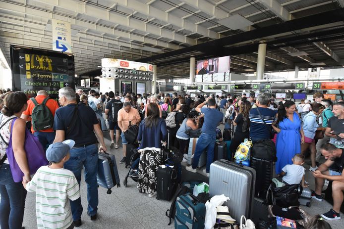 Gestrande reizigers op de luchthaven van Catania.