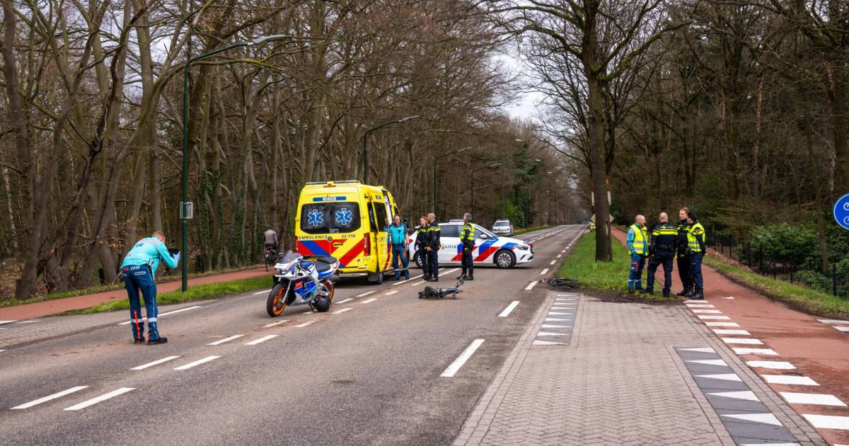 Ernstig ongeluk tussen fietser en motor in Mierlo, traumahelikopter vliegt uit voor gewonden.