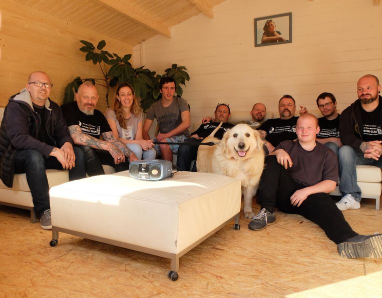 Tatto Feedom schenkt 'living' voor honden aan ...