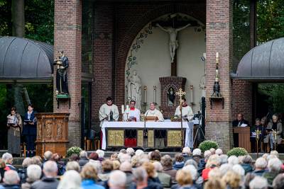 Wilna Monnikhof maakte icoon van Maria voor pastor Rekveld die zijn tiende Gerardus Majella-bedevaar