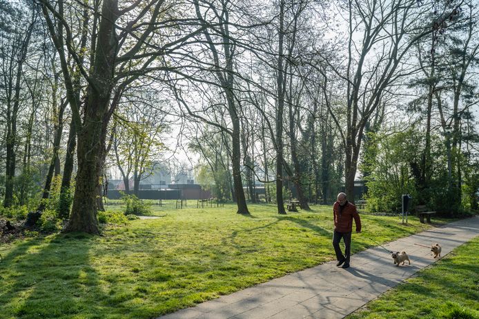 Voorlopig blijven honden in park ‘t Kruis nog even aan de leiband. De hondenlosloopweide blijkt nog niet klaar.