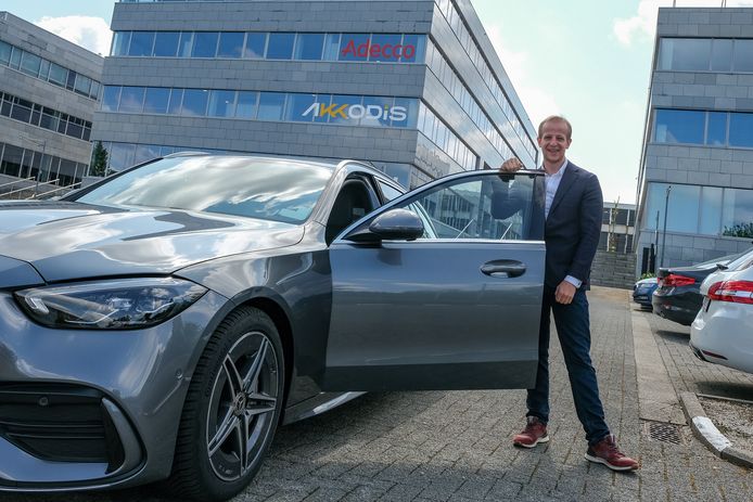 Simon de Schaetzen poseert fier met zijn bedrijfswagen. Een maand lang is hij CEO van Adecco.