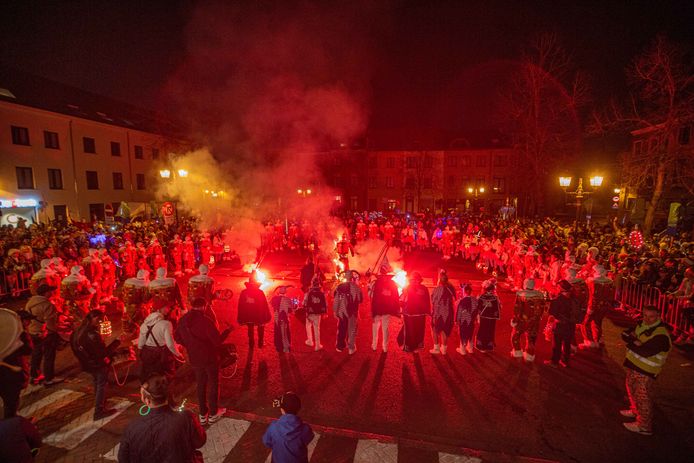 Verbranding van carnaval op Oudstrijdersplein door de Gilles & Pierrots van Groot Halle