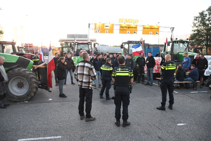 Boeren blokkeerden vrijdagochtend opnieuw het distributiecentrum van de Jumbo in Woerden. Daar geldt nu een noodverordening