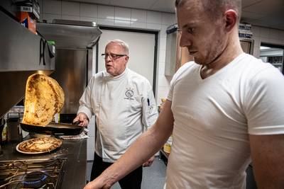 Ajax-kok bakt pannenkoeken in Deest