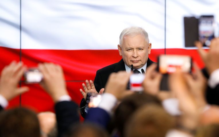 Jaroslaw Kaczynski, de leider van de Poolse partij Recht en Rechtvaardigheid (PiS), lijkt de Poolse verkiezingen te hebben gewonnen. Beeld REUTERS