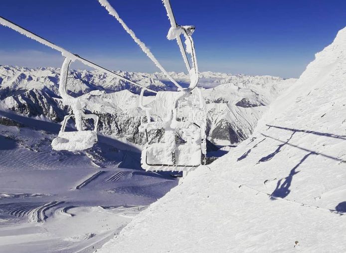 In Hintertux (Oostenrijk) ligt momenteel wel al sneeuw, maar de liften staan er stil. Veel skigebieden zijn gesloten vanwege het corronavirus.