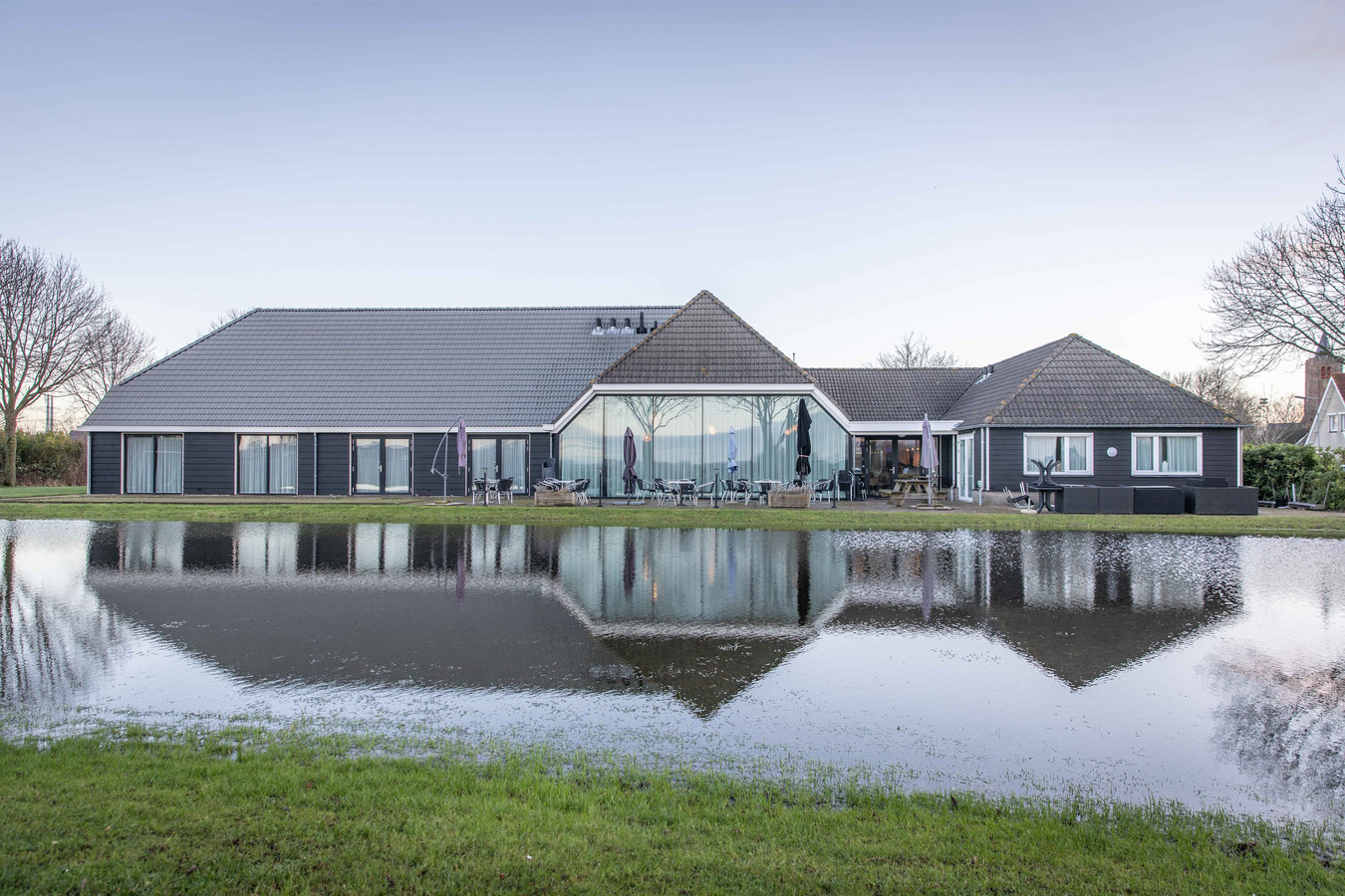 Van het dorpshuis in Nisse naar dat van ’sHeer Abtskerke het is echt waar een wereld van