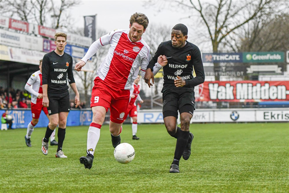 Joël Amakodo - rechts, namens HHC tegen Danny van den Meiracker van IJsselmeervogels - speelt komend seizoen bij SV Spakenburg.