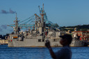 Een man neemt foto's van Taiwanese marineschepen bij de haven van Keelung, in Taiwan.