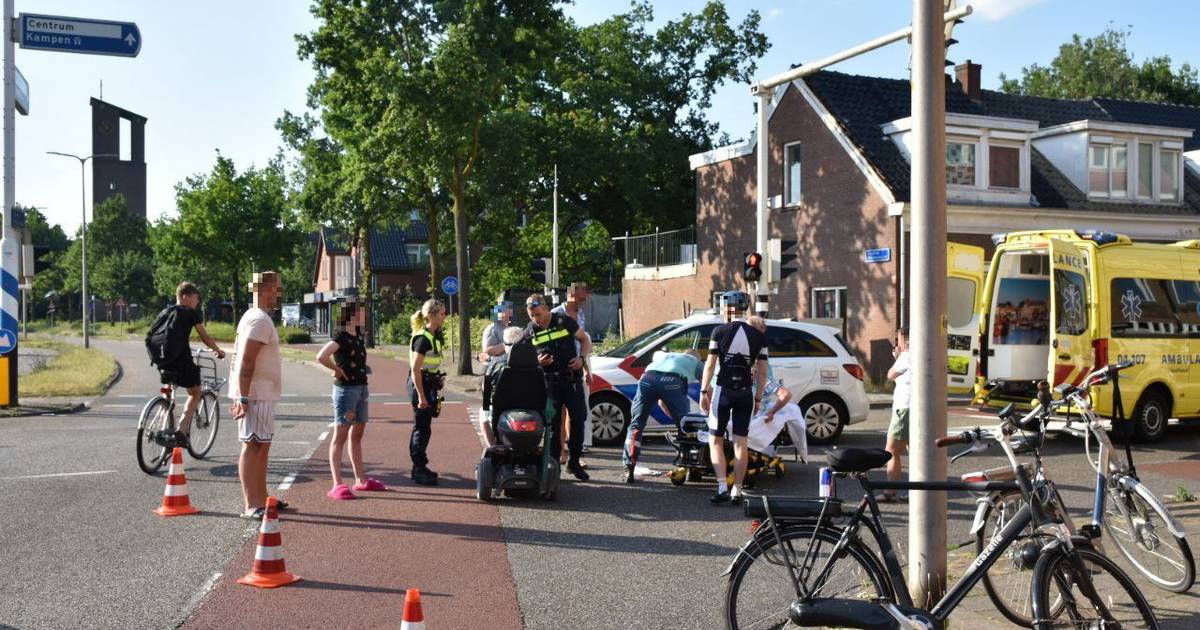Vrouw op scootmobiel gewond bij aanrijding in Zwolle, automobilist gaat er vandoor.