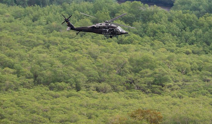 Een politiehelikopter vliegt boven een illegale cocaplantage in het Colombiaanse Tumaco.