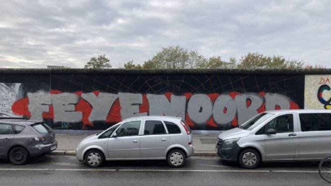 Feyenoord-fans bekladden Berlijnse Muur, verzamelen zich in centrum van de stad