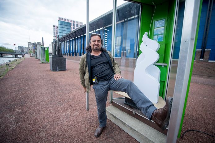 Randy van Lingen in zijn tijdelijke galerij.