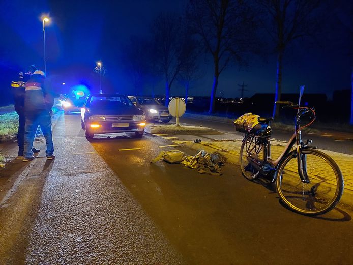 De situatie kort na de aanrijding met een fietser op de Griftdijk in Nijmegen-Noord.