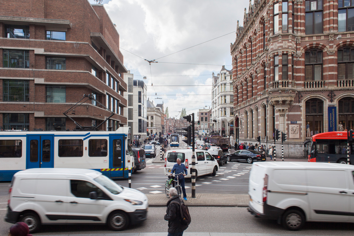 Drukte achter het Paleis op de Dam. Wordt dit beeld verleden tijd?  Beeld Maarten Boswijk