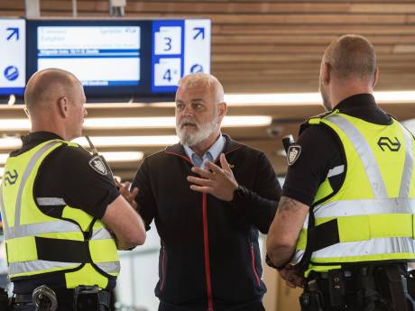 Staand in een plas bloed grijpt conducteur Mario in bij steekpartij in trein: ‘Ik was bang dat ik het niet zou overleven’